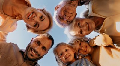 persone-sorridenti-ravvicinate-che-posano-insieme